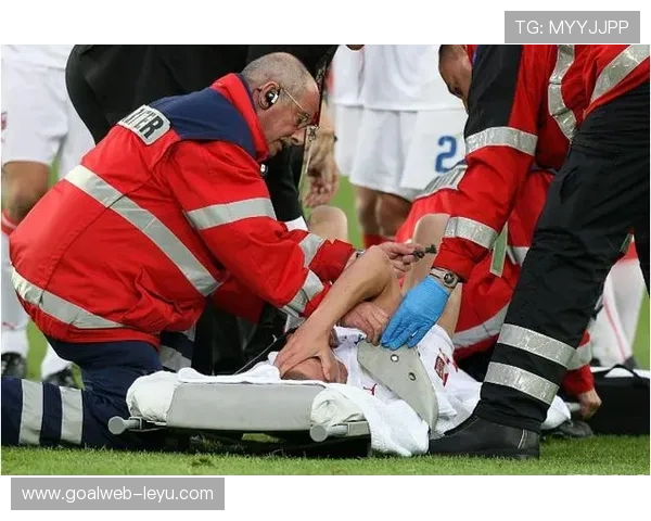 最新足球伤停信息：多名主力缺阵，战术调整成关键